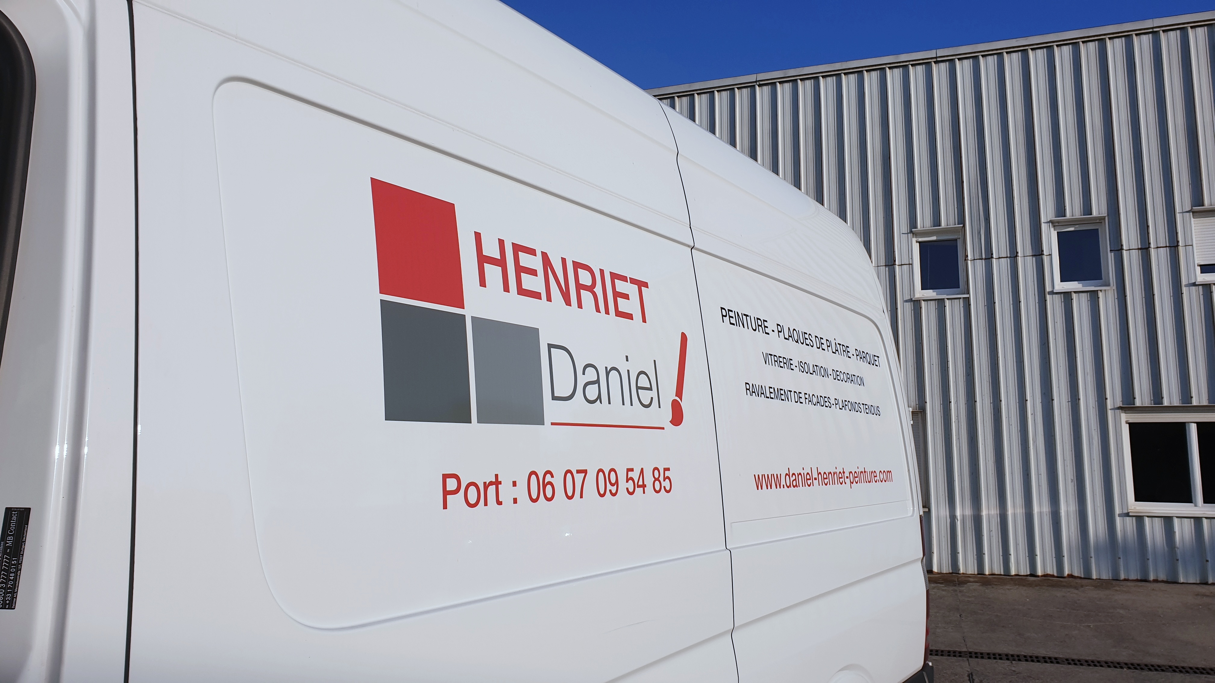 Photo du camion Mercedes Sprinter avec le flocage de l'entreprise de peinture EURL Henriet Daniel à Besançon