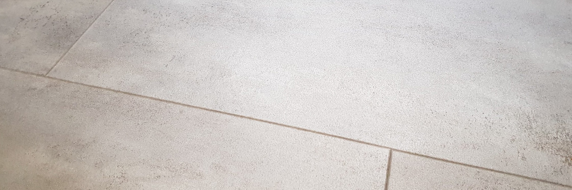 Photo de revêtement de sol très résistant en dalle de PVC pour une chambre ou pour des locaux d'entreprise posé par Daniel Henriet votre artisan peintre à Besançon et dans la région Franche Comté