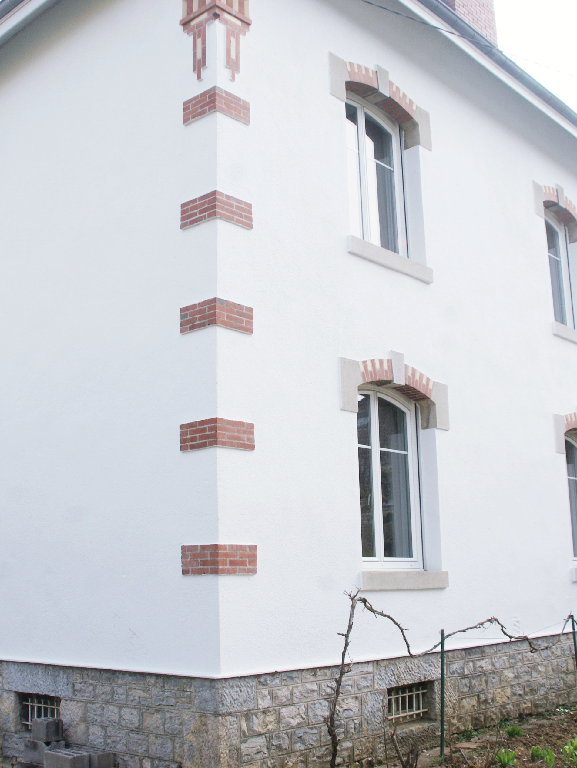 Photo d'une facade arrière de maison au style ancien du centre ville de Besançon peinte en blanche par Daniel Henriet artisan peintre dans le Doubs et la région Franche Comté