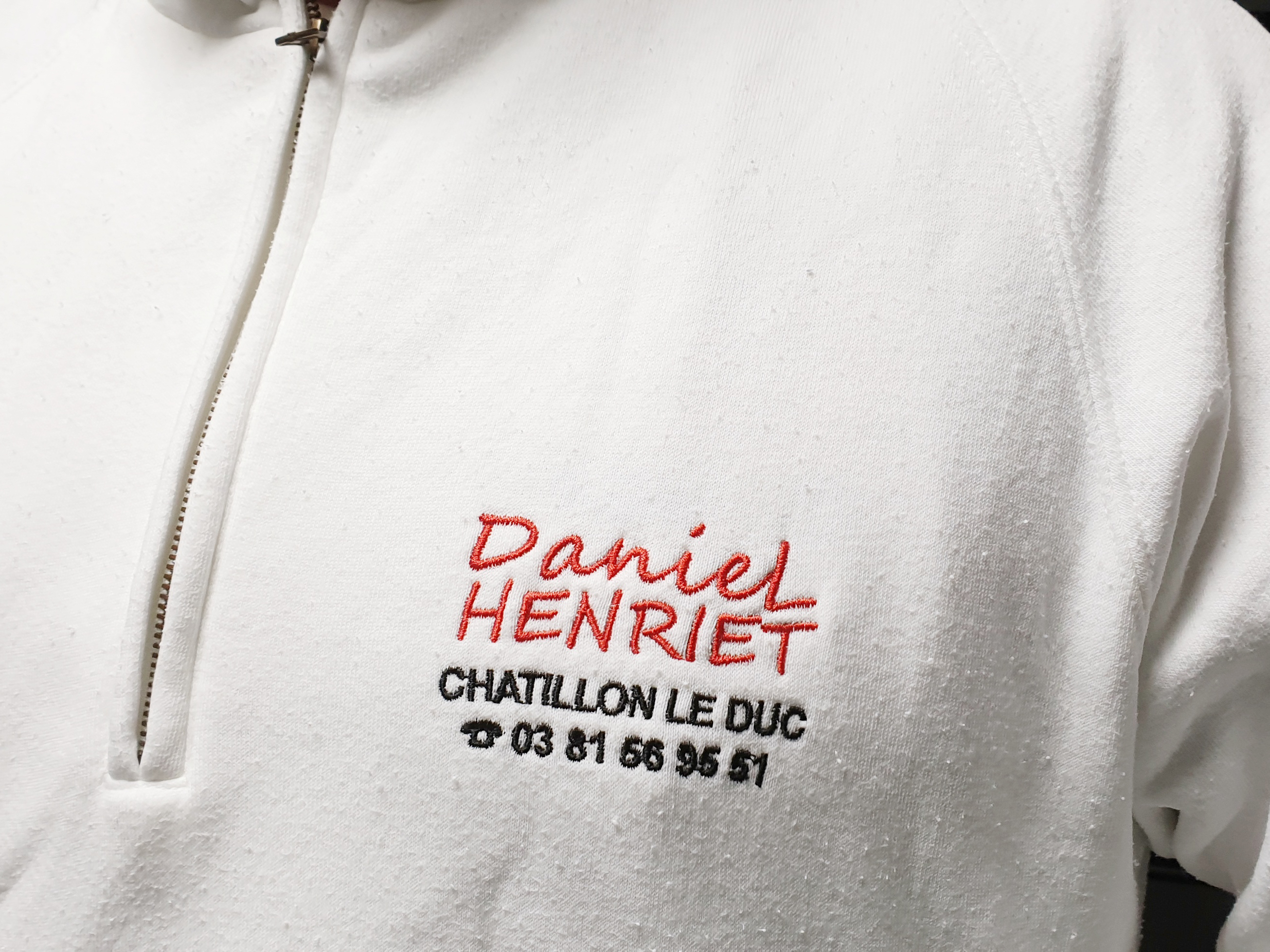 Photo d'un pull brodé Henriet Daniel porté par votre artisan peintre