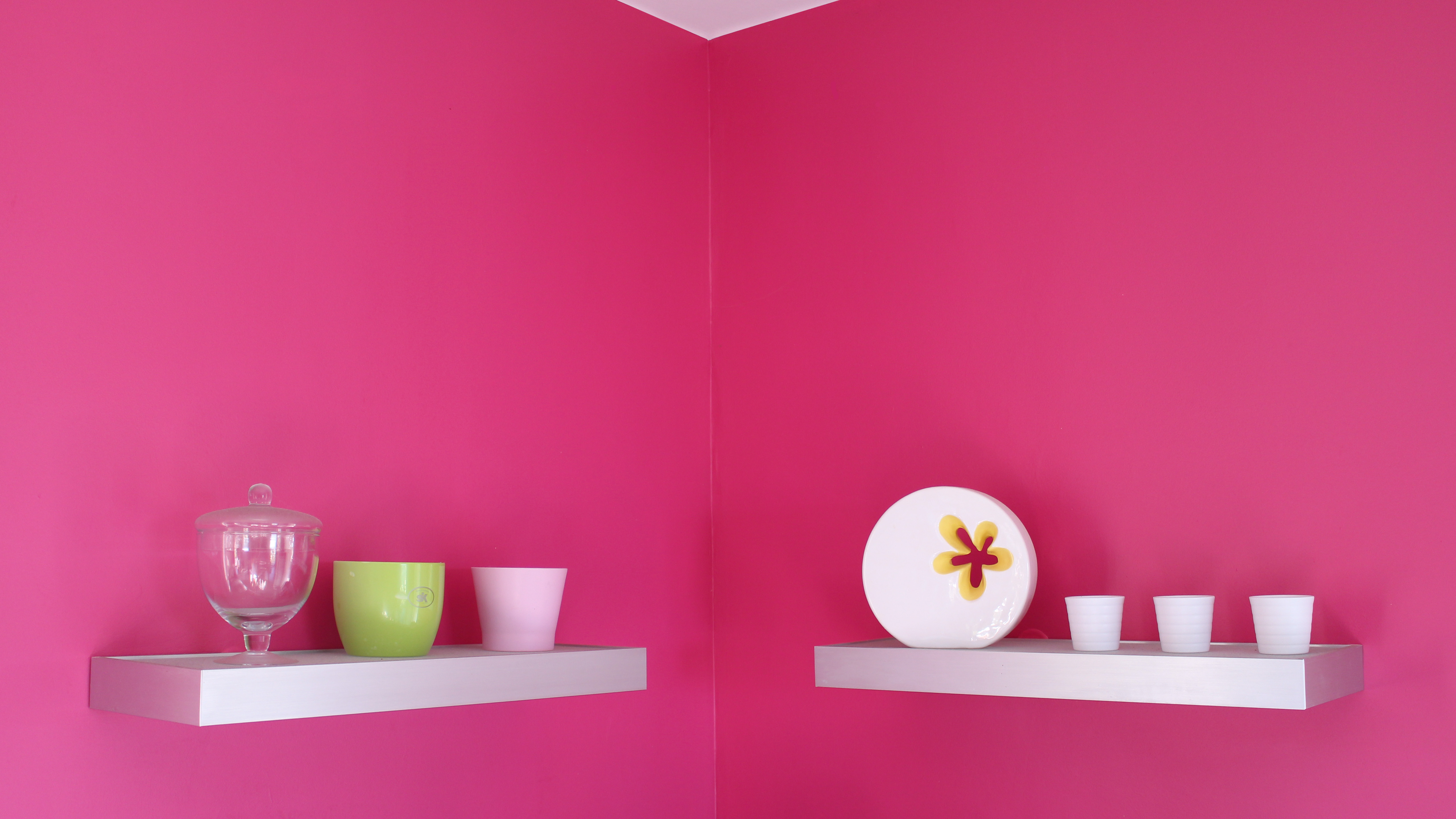 Photo de mur avec une peinture rose satinée réalisé par Daniel Henriet artisan peintre sur Besançon et la région Franche Comté