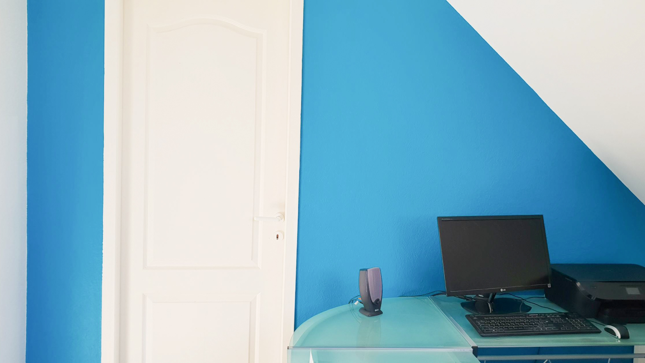 Peinture bleue pour un bureau peint par Daniel Henriet artisan peintre en Franche Comté