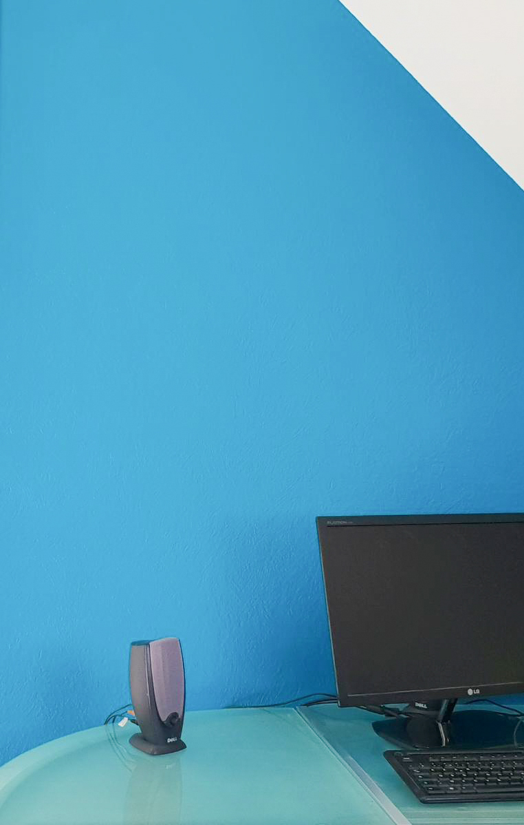 Peinture bleue pour un bureau peint par Daniel Henriet artisan peintre en Franche Comté