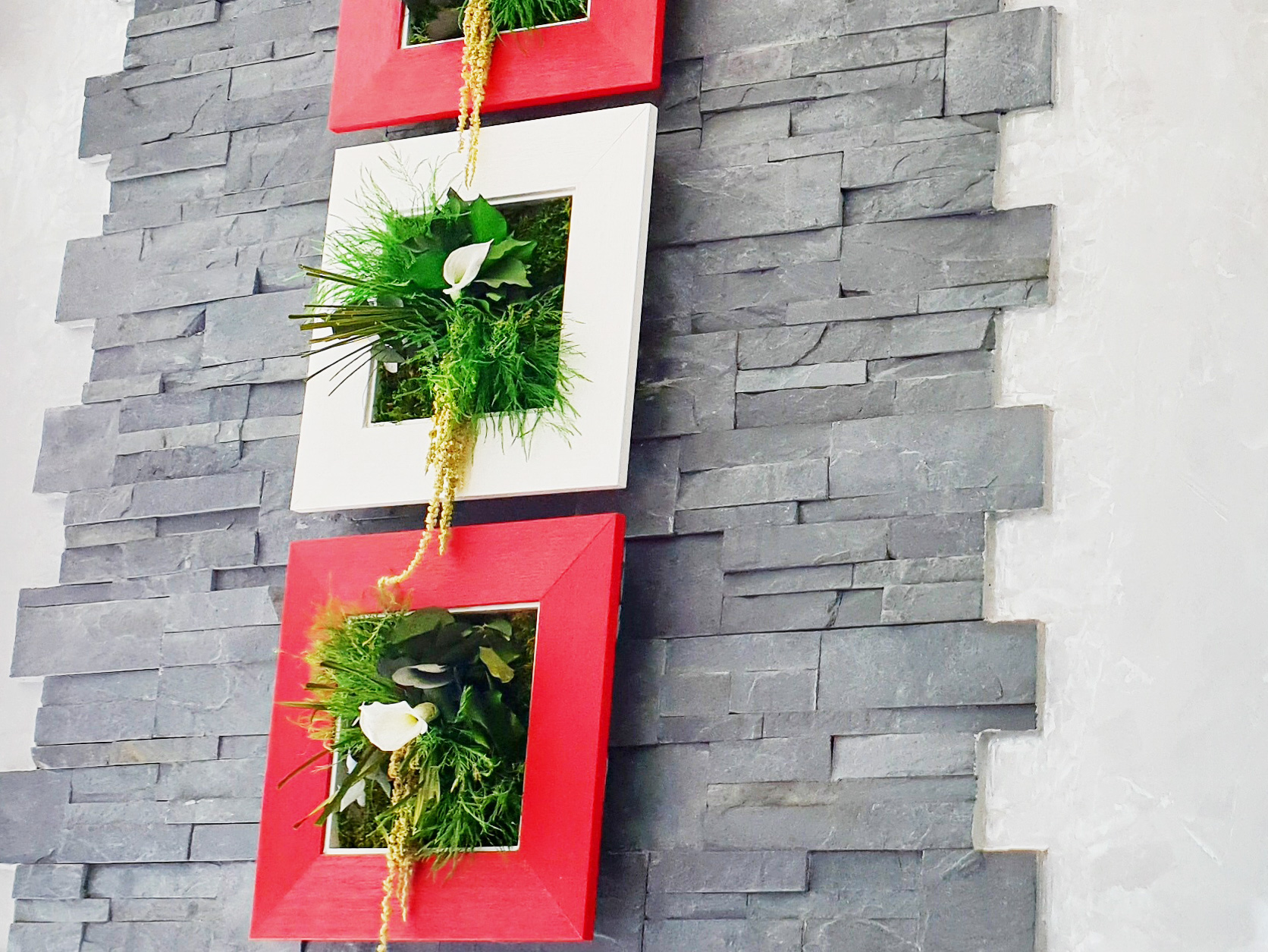 Pierres de parement décoratives avec des carrés végétaux installées par Daniel Henriet artisan peintre à Besançon