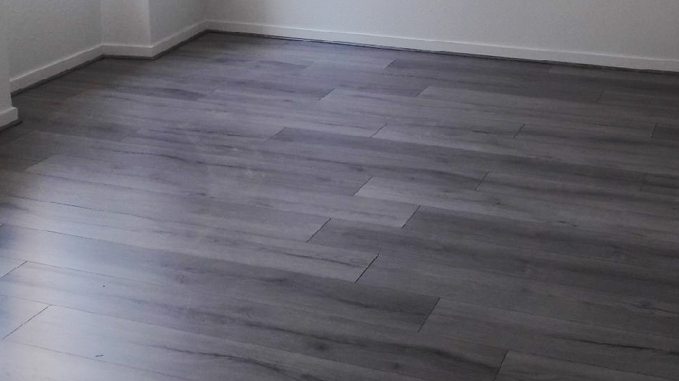 Photo d'un parquet gris foncé à Besançon posé par Daniel Henriet artisan peintre