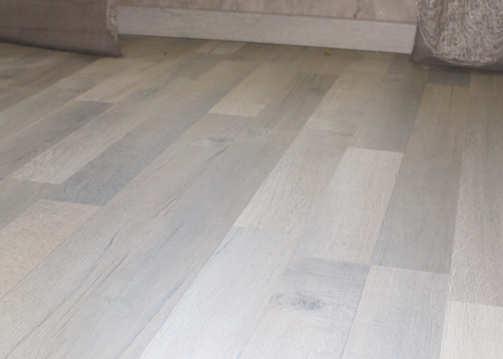 Parquet stratifié pour une chambre posé par Daniel Henriet artisan peintre à Besançon