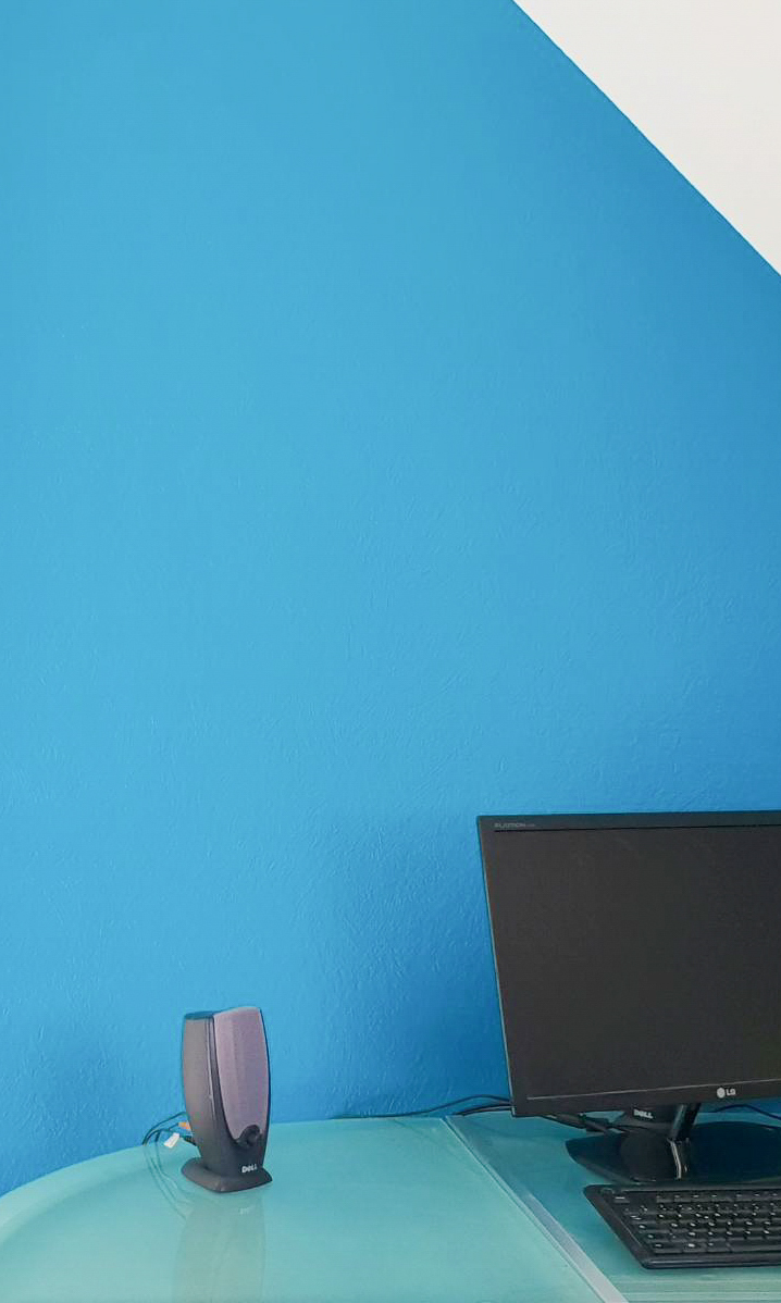 Peinture bleue pour un bureau peint par Daniel Henriet artisan peintre à Besançon