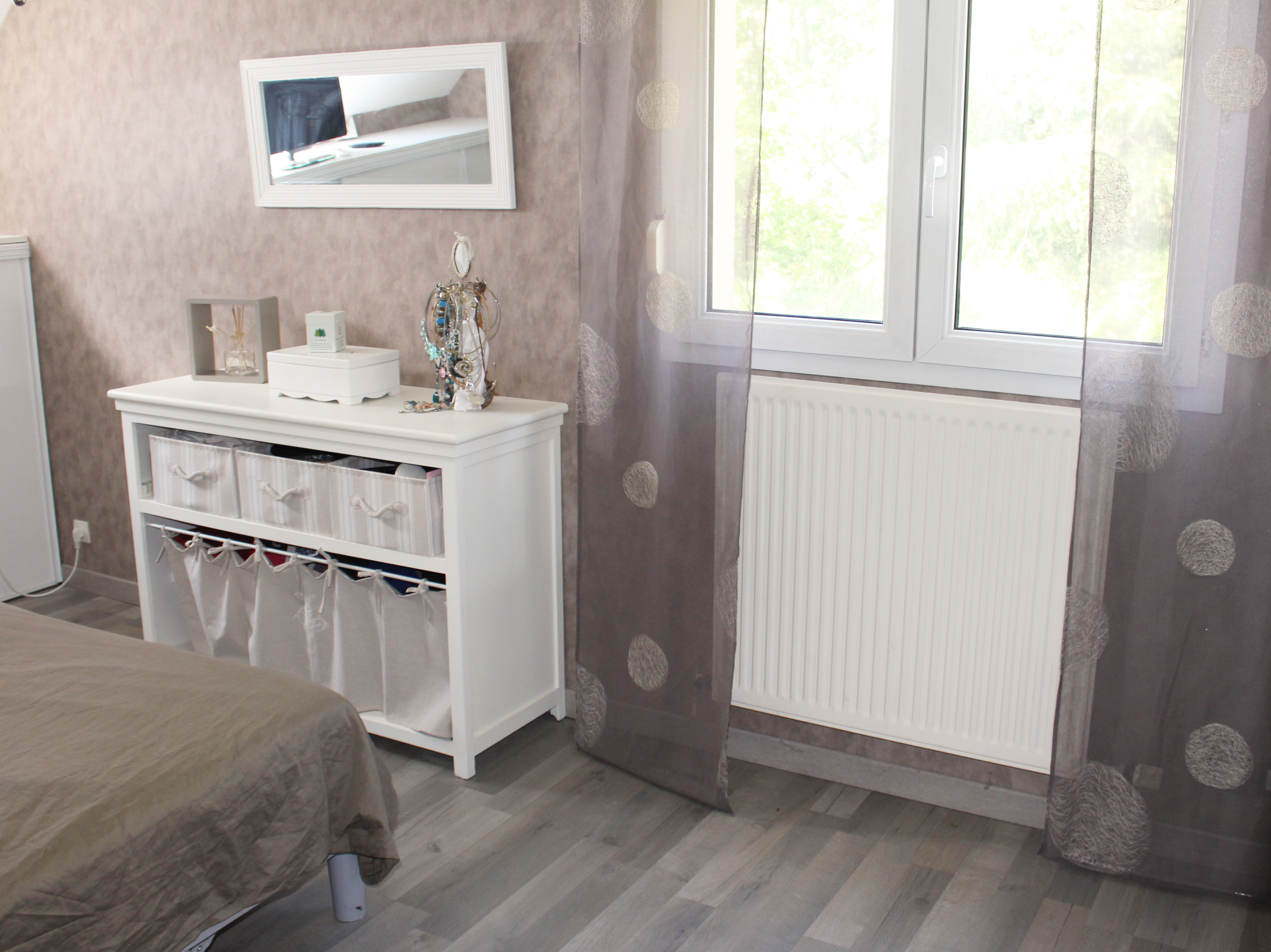 Photo de chambre avec du papier peint à reflet métalisé taupe réalisé par Daniel Henriet Artisan peintre à Besançon