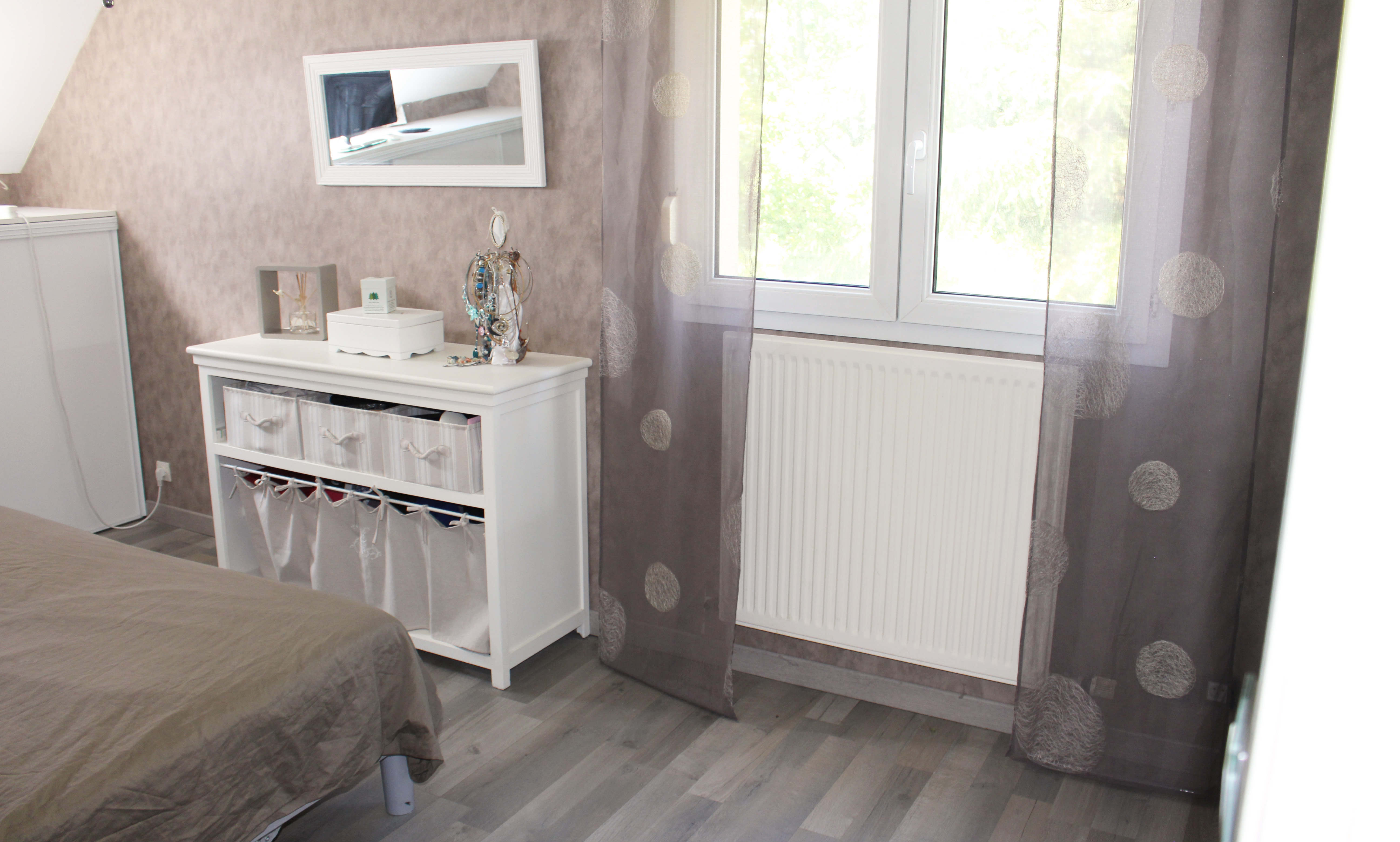 Photo de chambre avec du papier peint à reflet métalisé taupe réalisé par Daniel Henriet Artisan peintre à Besançon