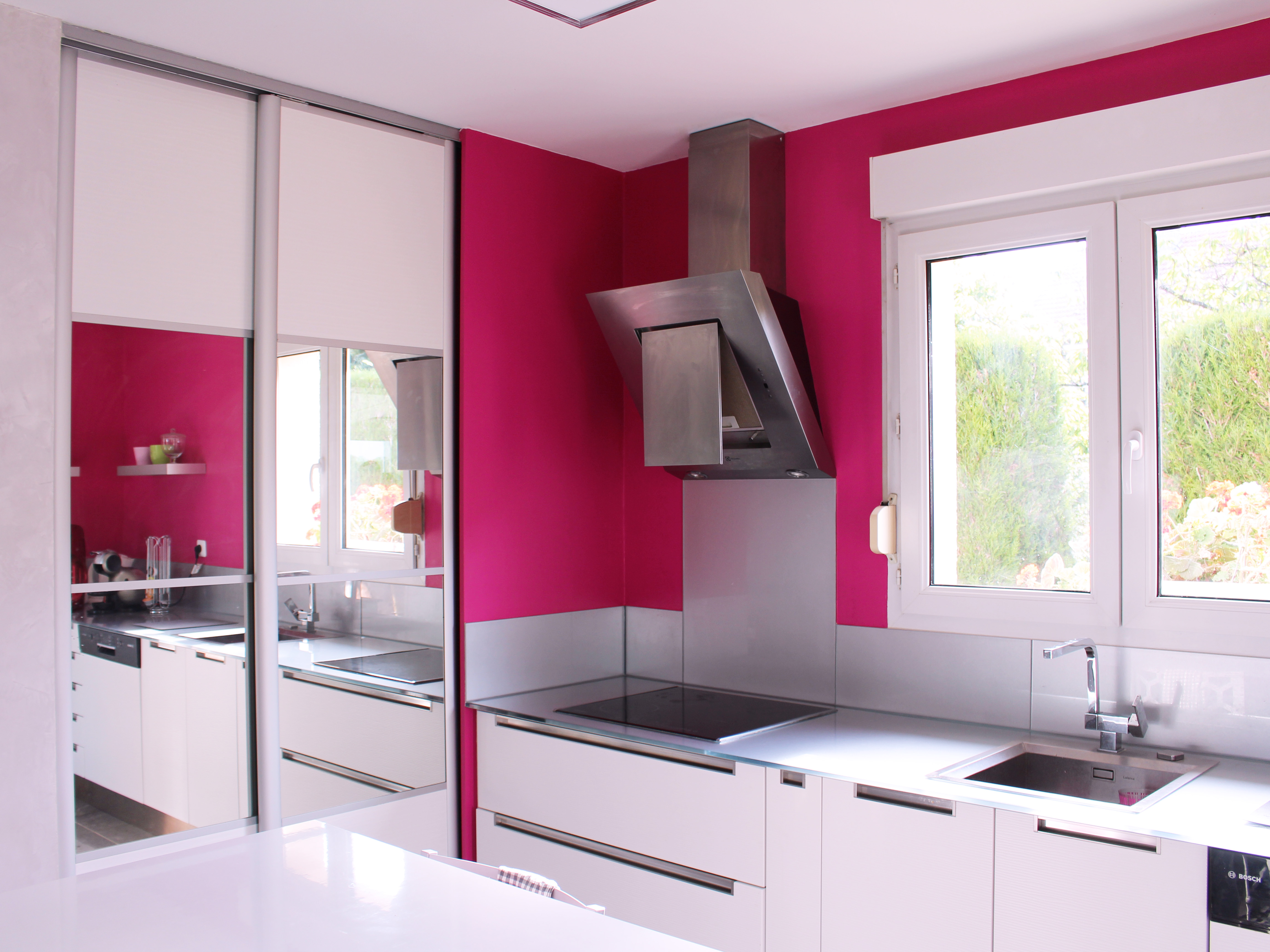 Photo de cuisine moderne rose avec un placard à portes coulissantes réalisée par Daniel Henriet artisan peintre dans le Doubs