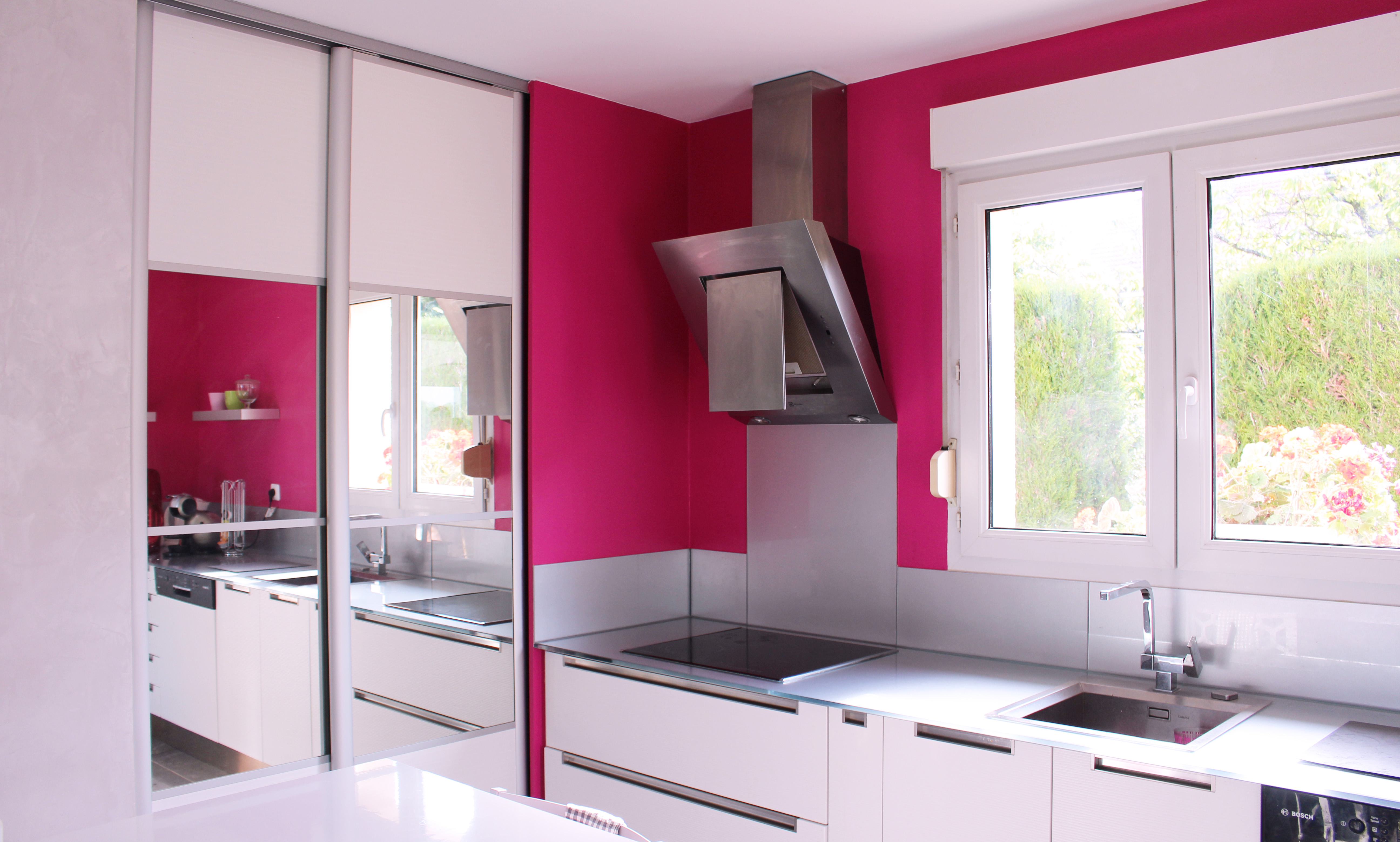 Photo de cuisine moderne rose avec un placard à portes coulissantes réalisée par Daniel Henriet artisan peintre dans le Doubs
