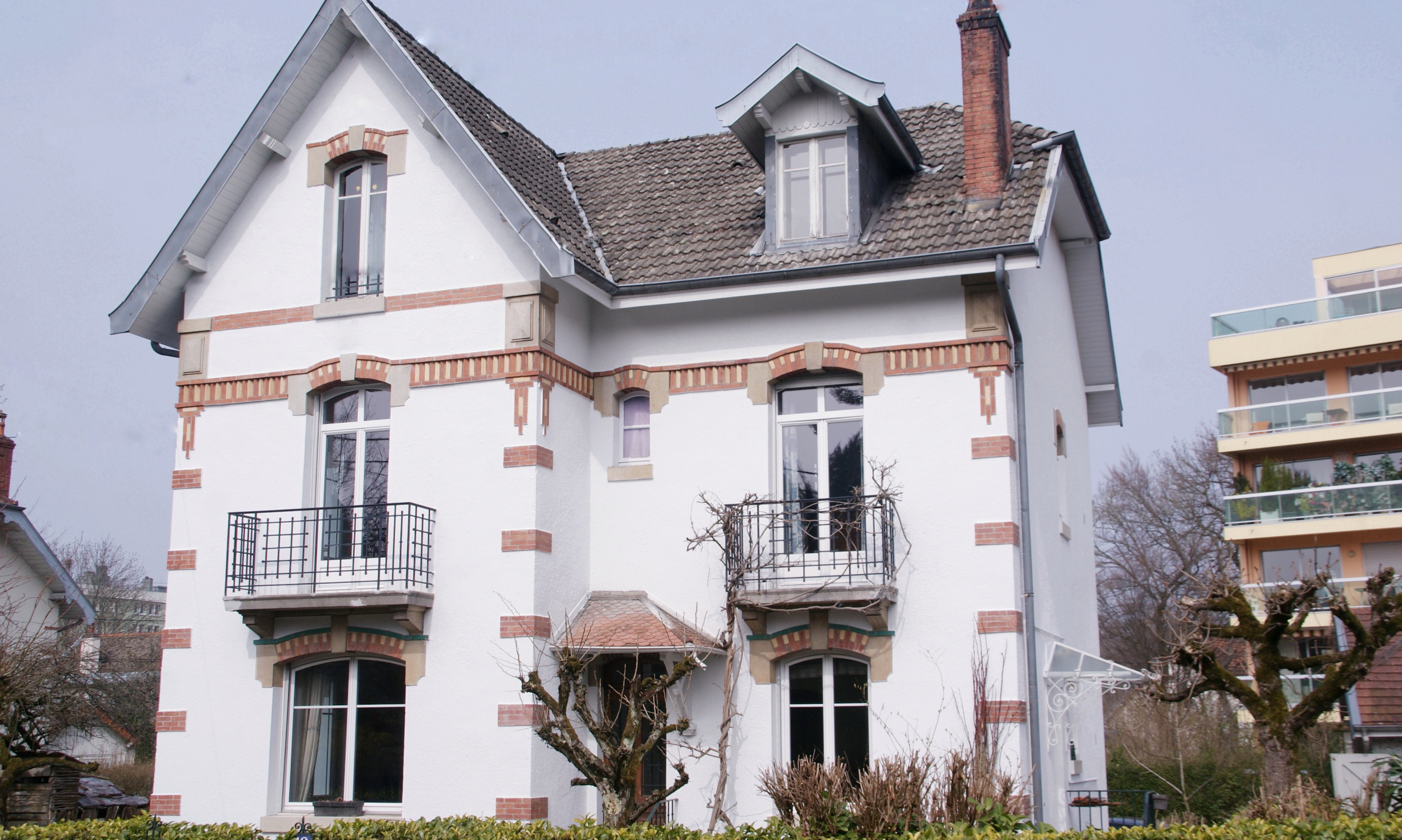 Photo d'une facade extérieure de maison au style ancien du centre ville de Besançon peinte en blanche par Daniel Henriet artisan peintre dans le Doubs et la région Franche Comté
