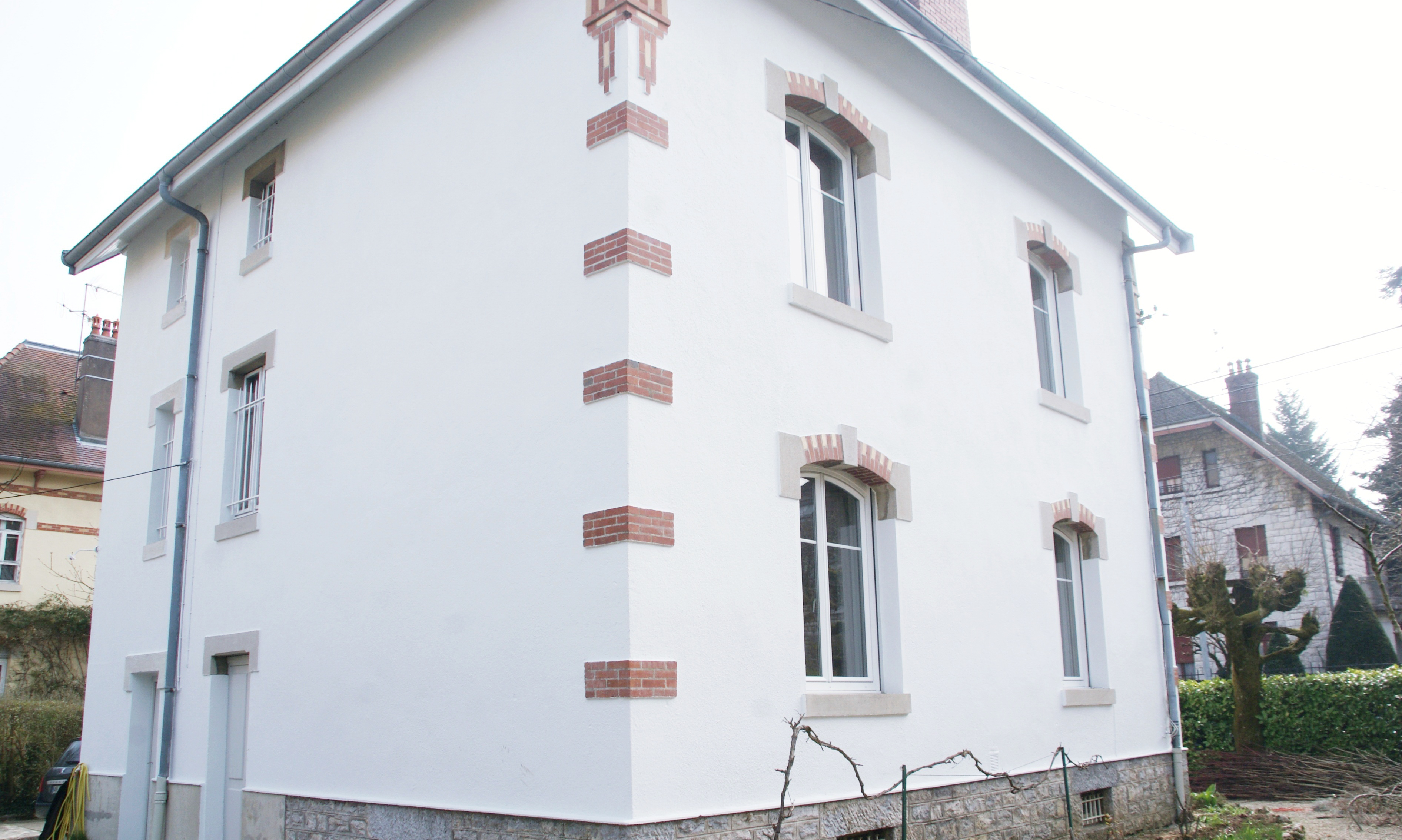 Photo d'une facade arrière de maison au style ancien du centre ville de Besançon peinte en blanche par Daniel Henriet artisan peintre dans le Doubs et la région Franche Comté