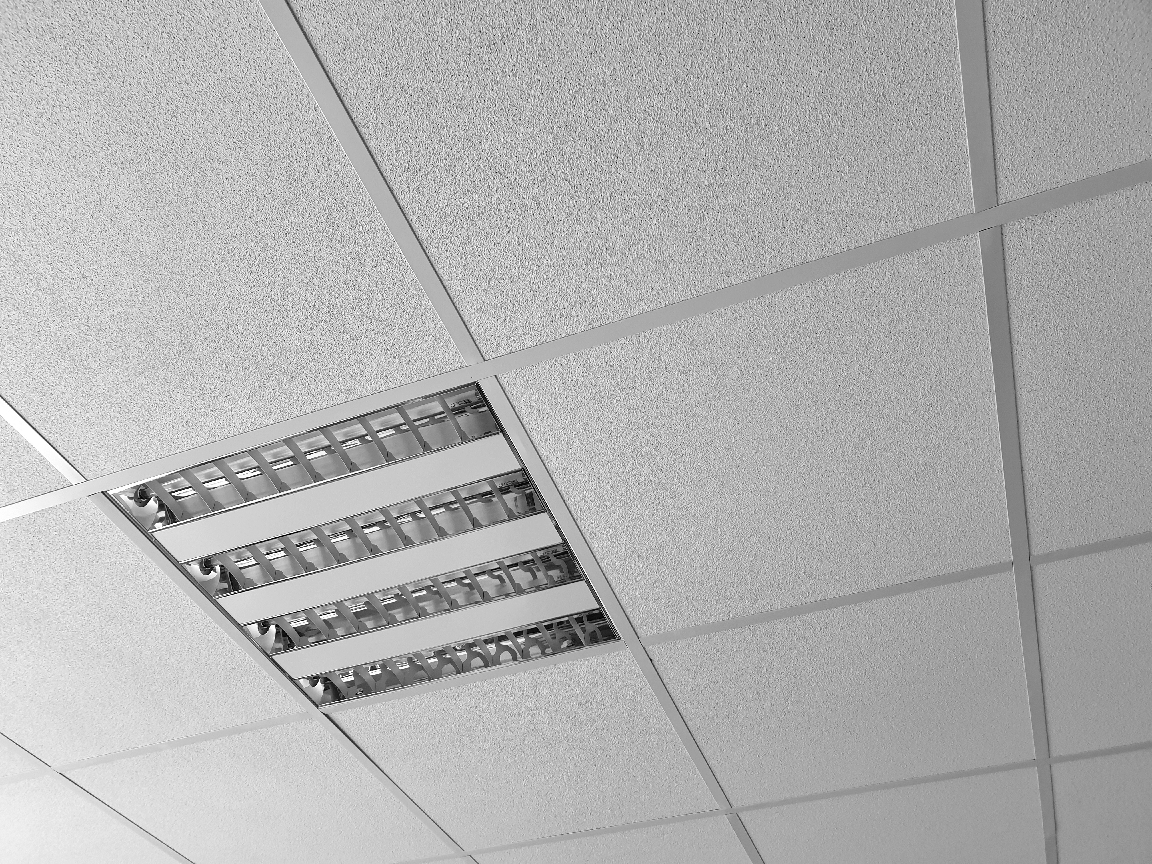 Photo d'un faux plafond en dalle sur ossatures pour entreprises et particuliers réalisé par Daniel Henriet artisan peintre à Besançon