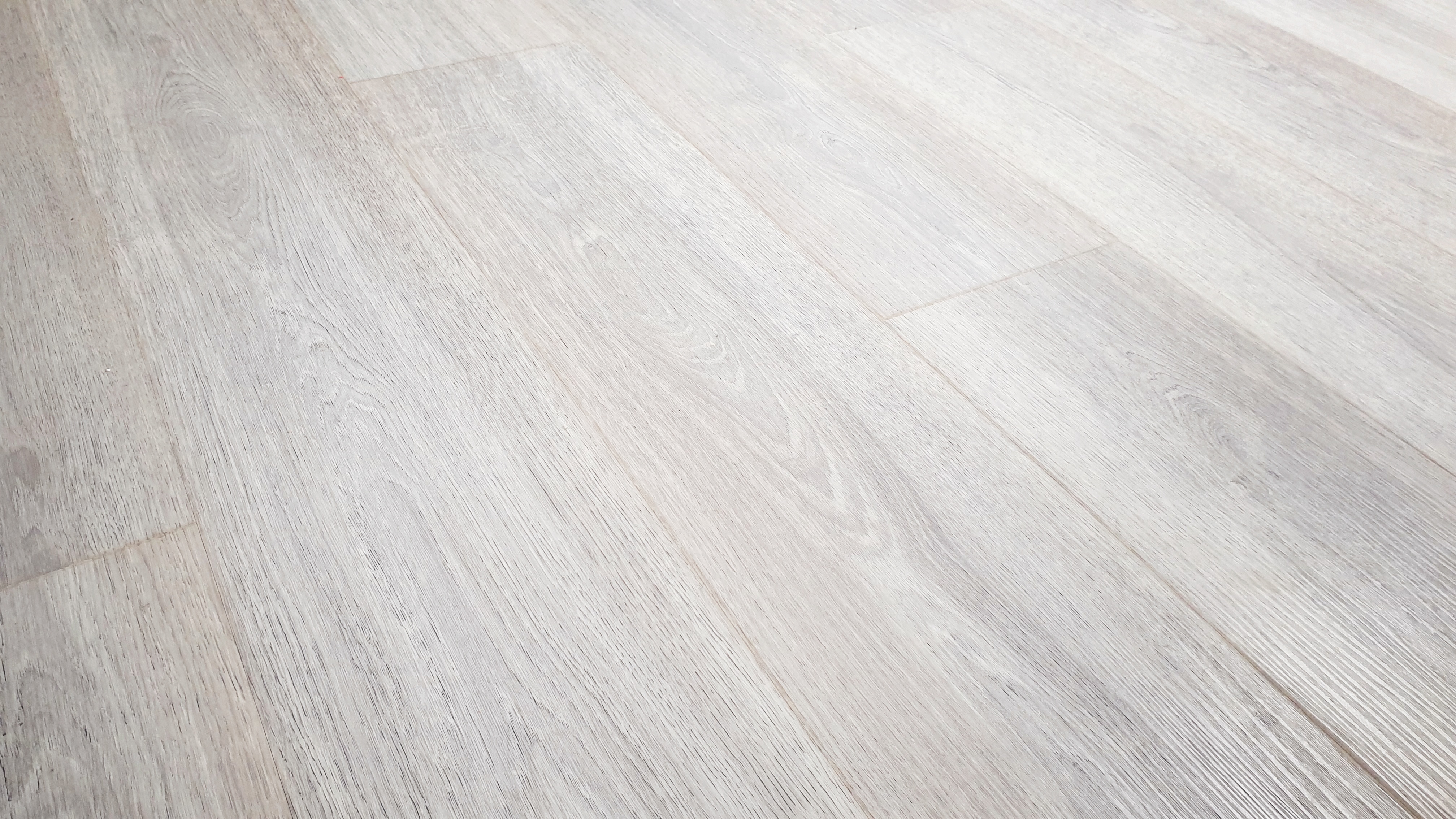 Photo de parquet stratifié gris clair pour bureau posé par Daniel Henriet artisan peintre à Besançon