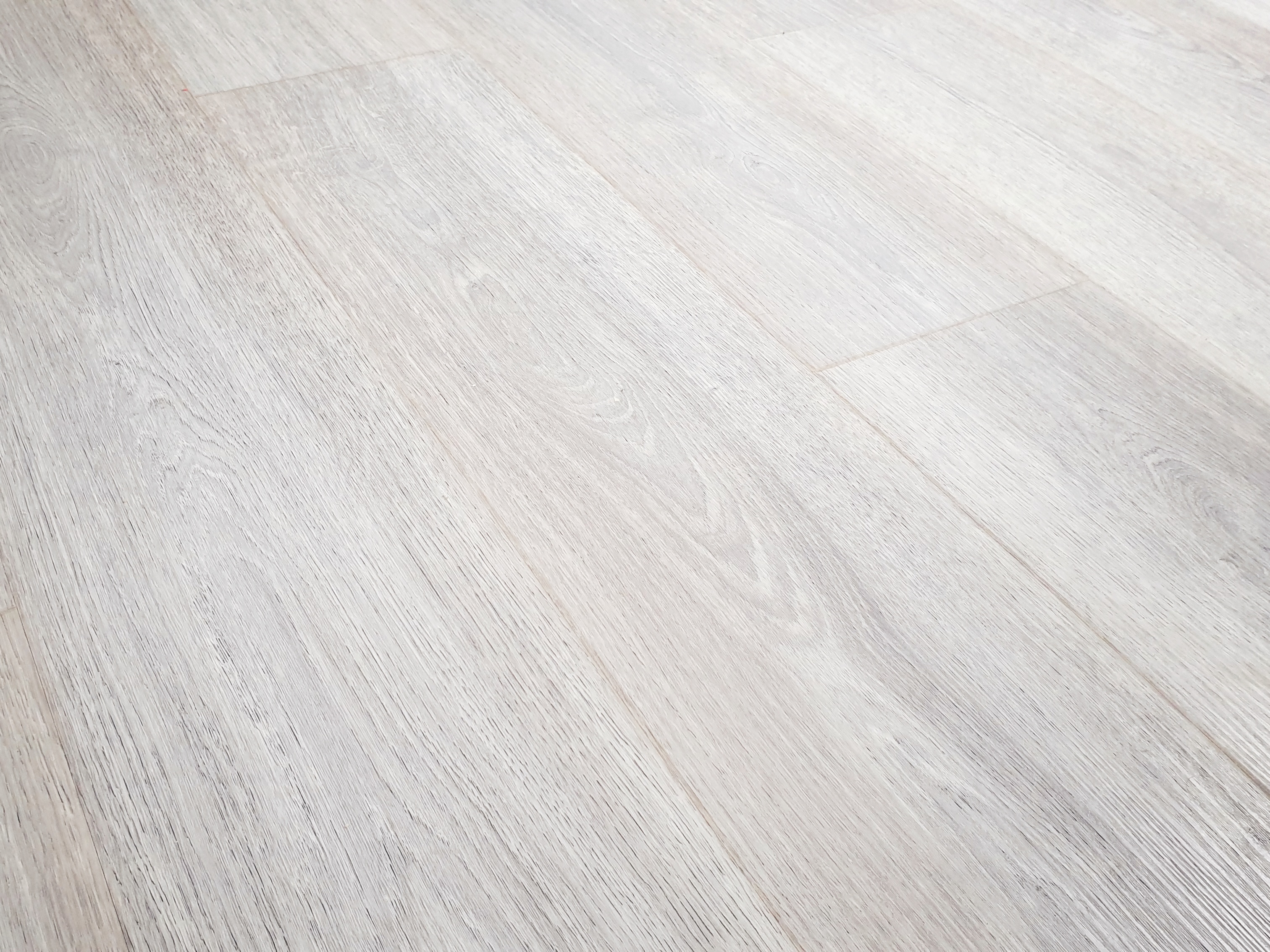 Photo de parquet stratifié gris clair pour bureau posé par Daniel Henriet artisan peintre à Besançon