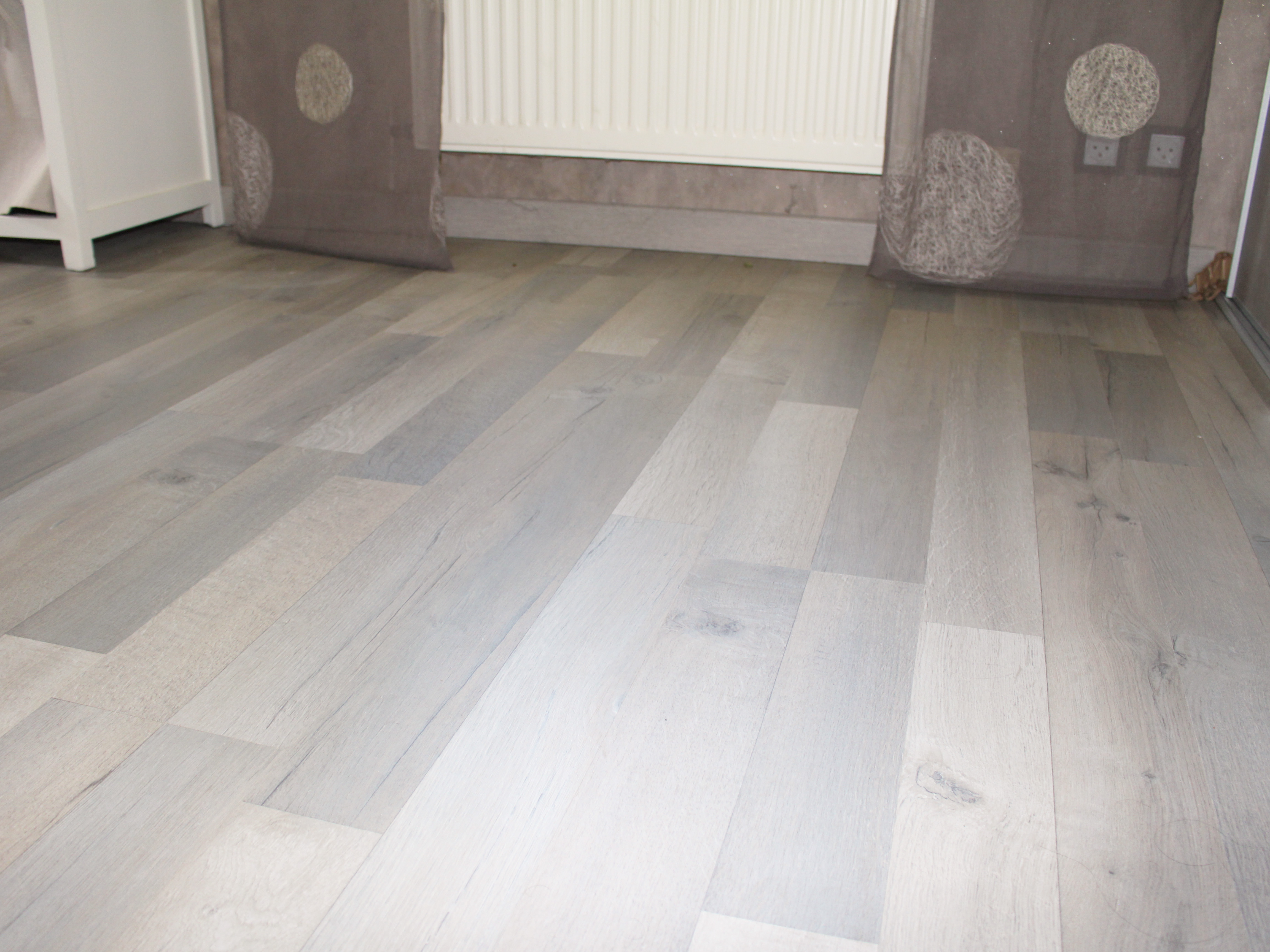 Photo de parquet stratifié pour chambre à coucher posé par Daniel Henriet artisan peintre à Besançon