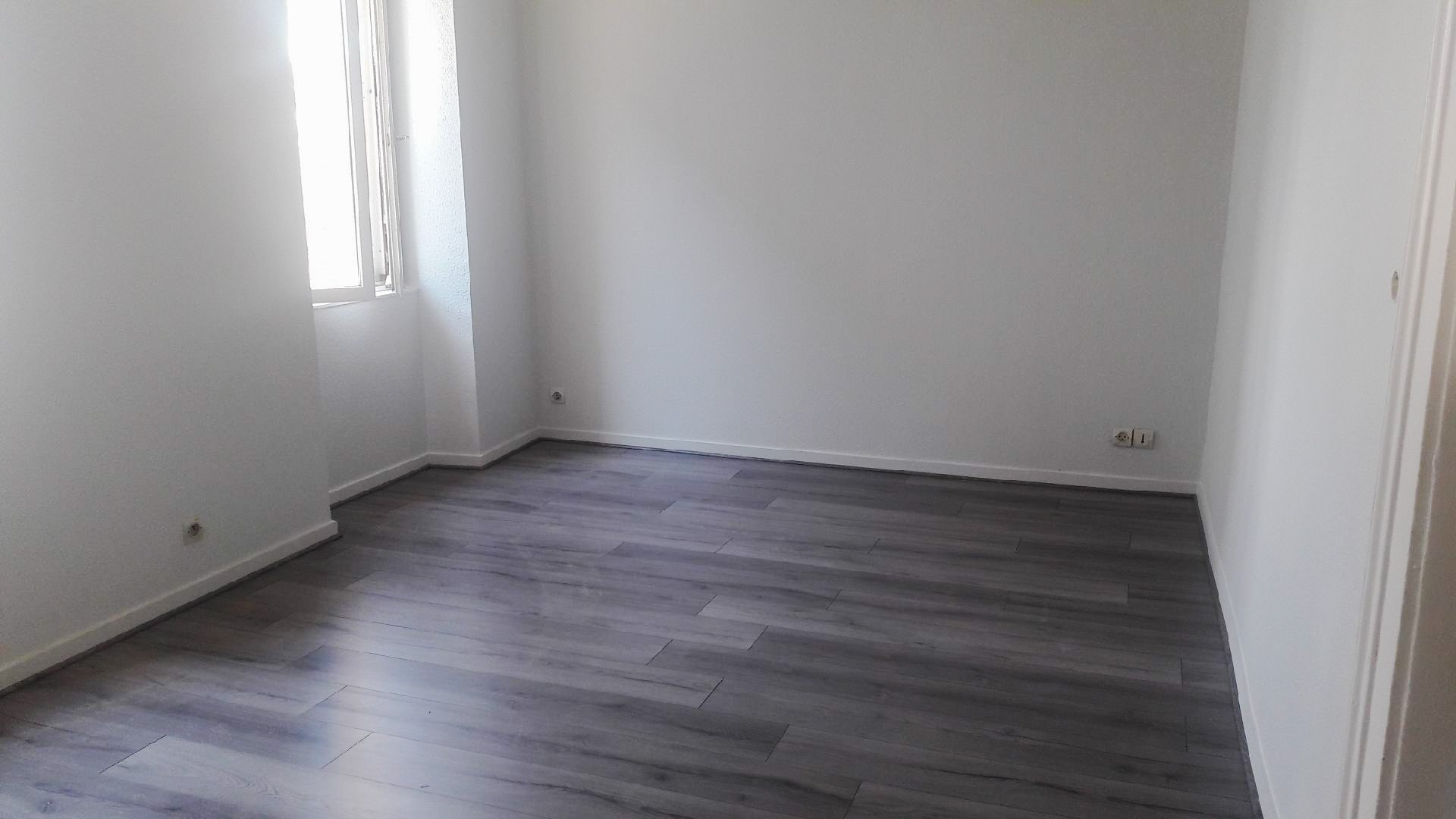 Photo d'un parquet gris foncé à Besançon posé par Daniel Henriet artisan peintre