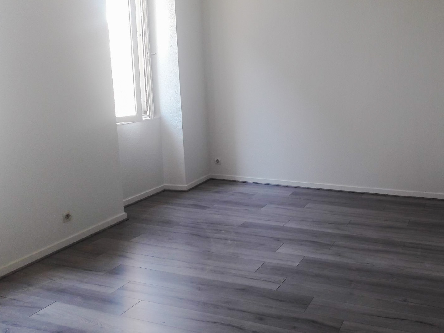 Photo d'un parquet gris foncé à Besançon posé par Daniel Henriet artisan peintre