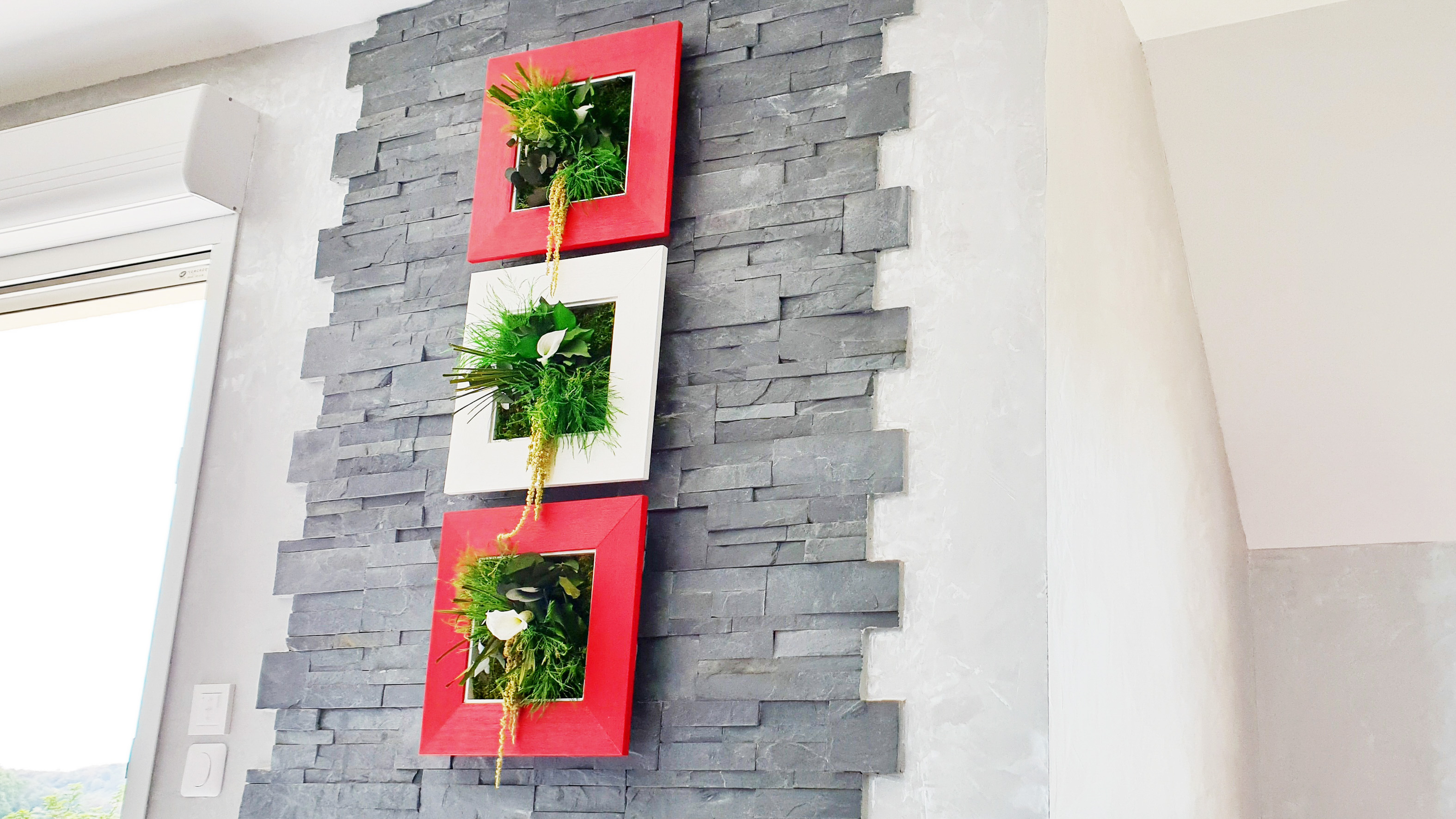Pierres de parement décoratives avec des carrés végétaux installées par Daniel Henriet artisan peintre à Besançon