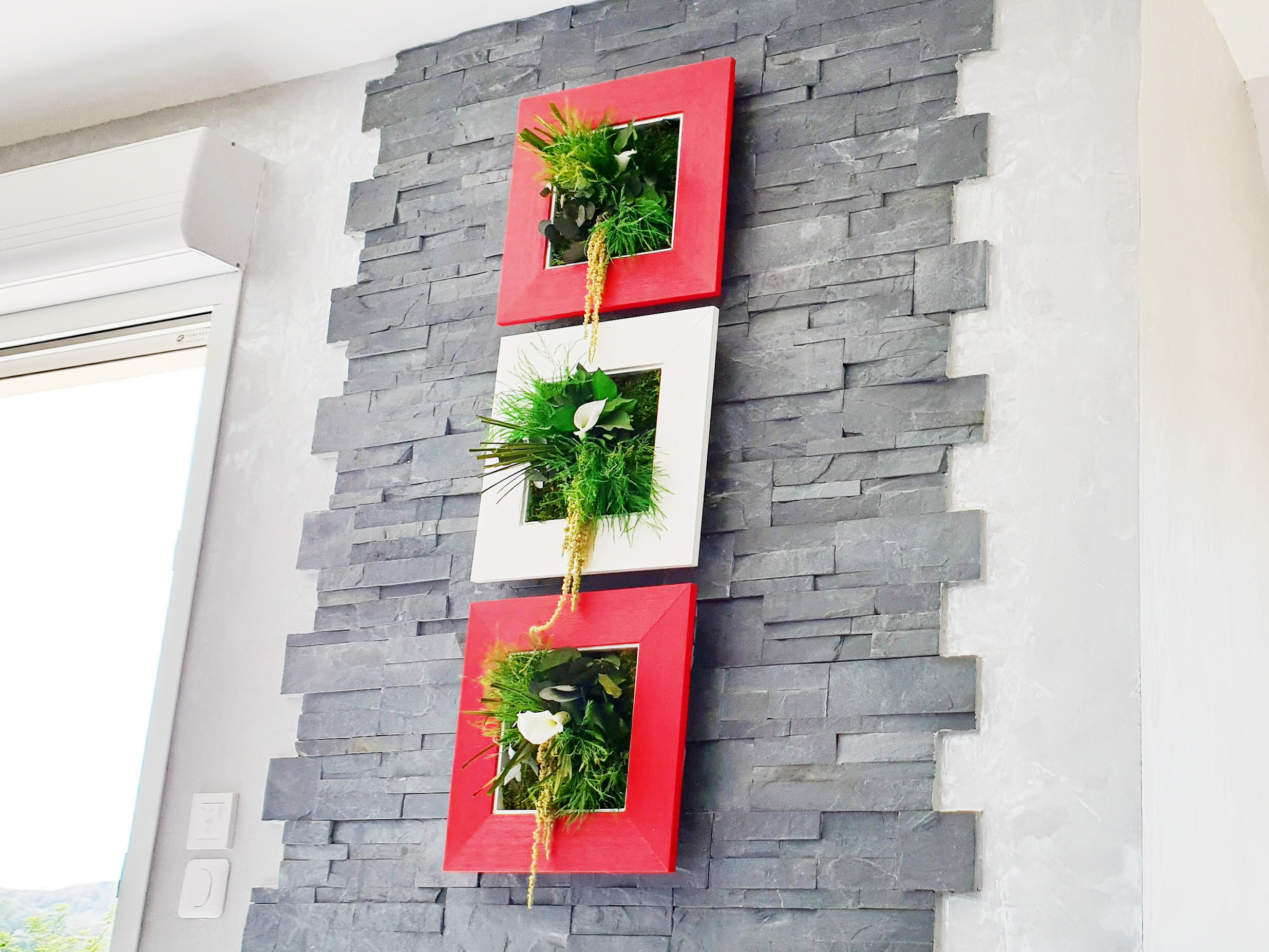 Pierres de parement décoratives avec des carrés végétaux installées par Daniel Henriet artisan peintre à Besançon