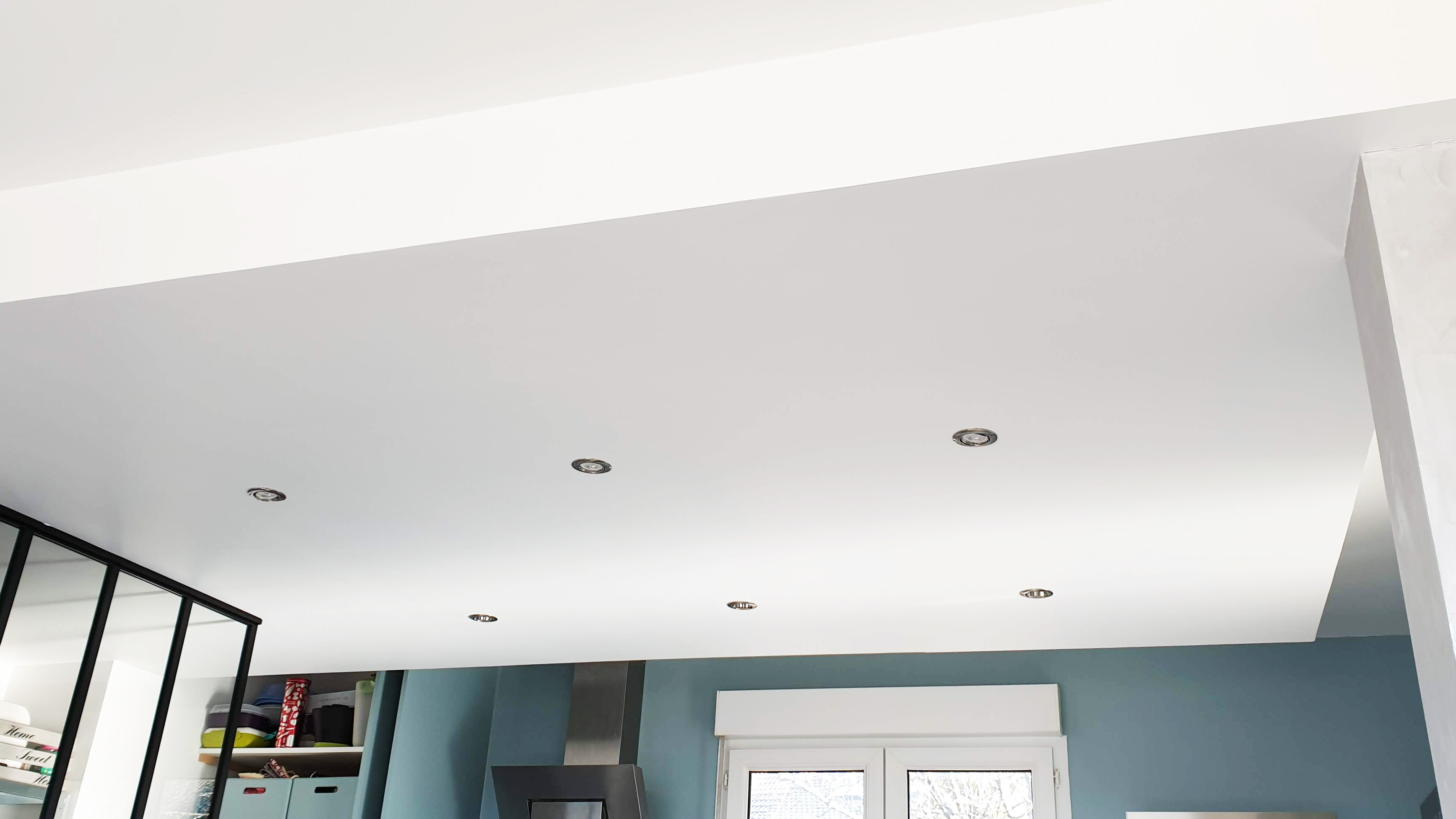 Plafond suspendu de cuisine avec spot lumineux intégrés directement confectionné par Daniel Henriet, artisan peintre dans la région de Besançon