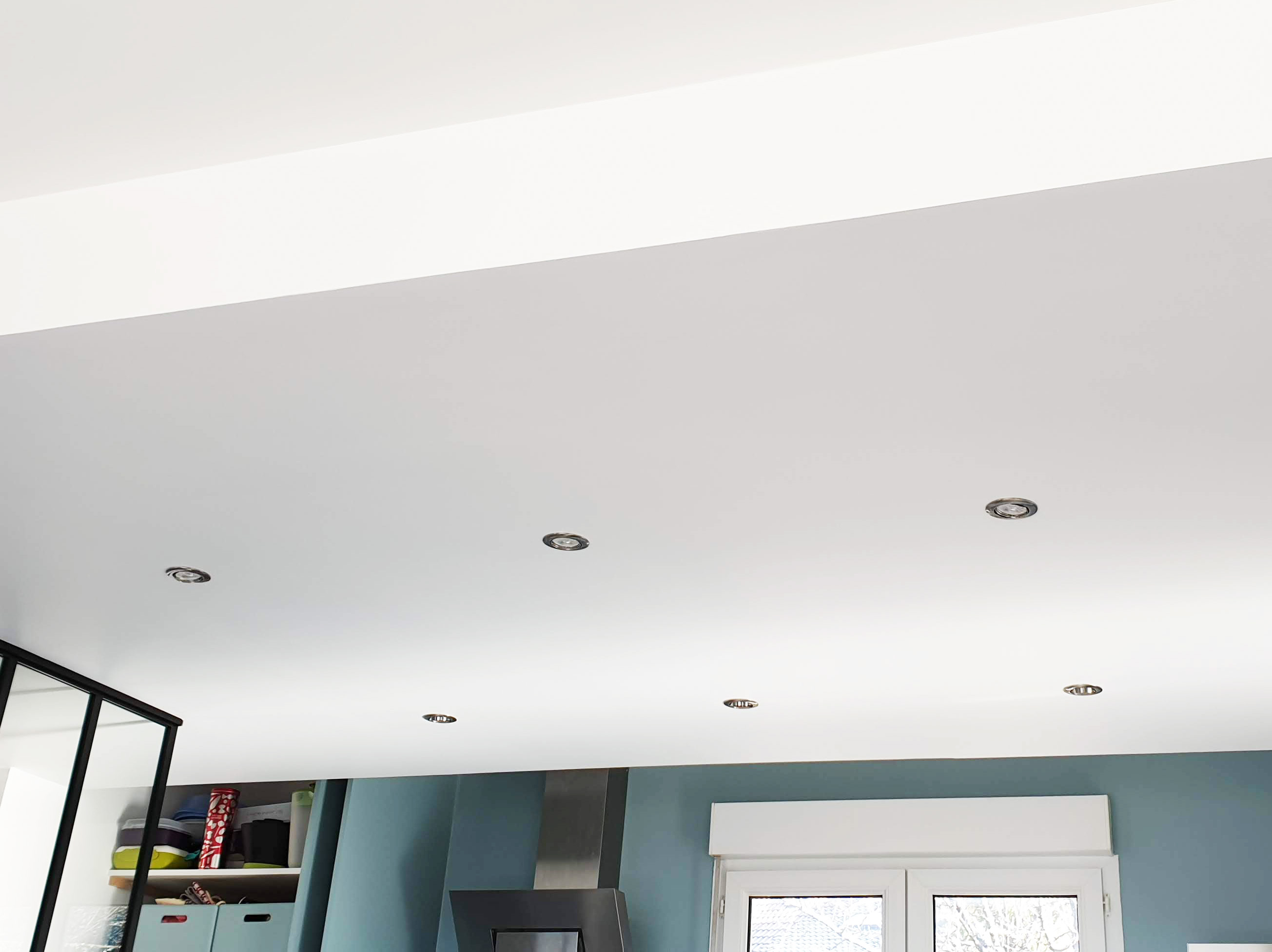 Plafond suspendu de cuisine avec spot lumineux intégrés directement confectionné par Daniel Henriet, artisan peintre dans la région de Besançon