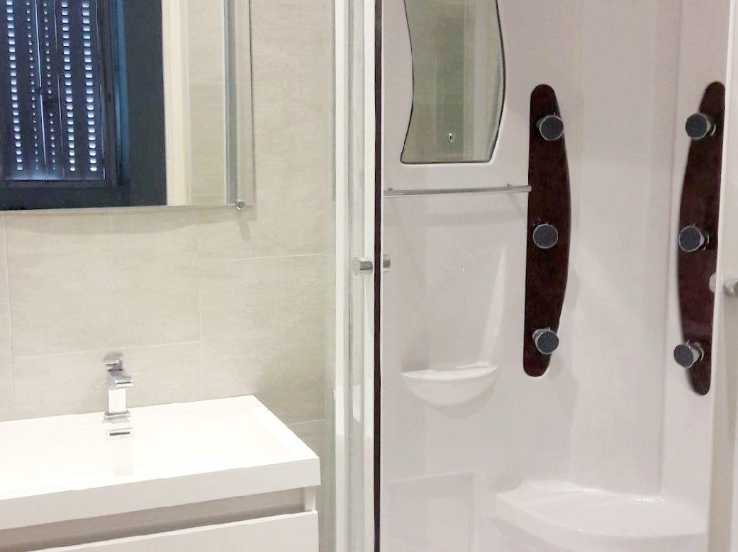 Photo de salle de bain avec douche au centre ville de Besançon réalisée par Daniel Henriet artisan peintre dans le Doubs (25)