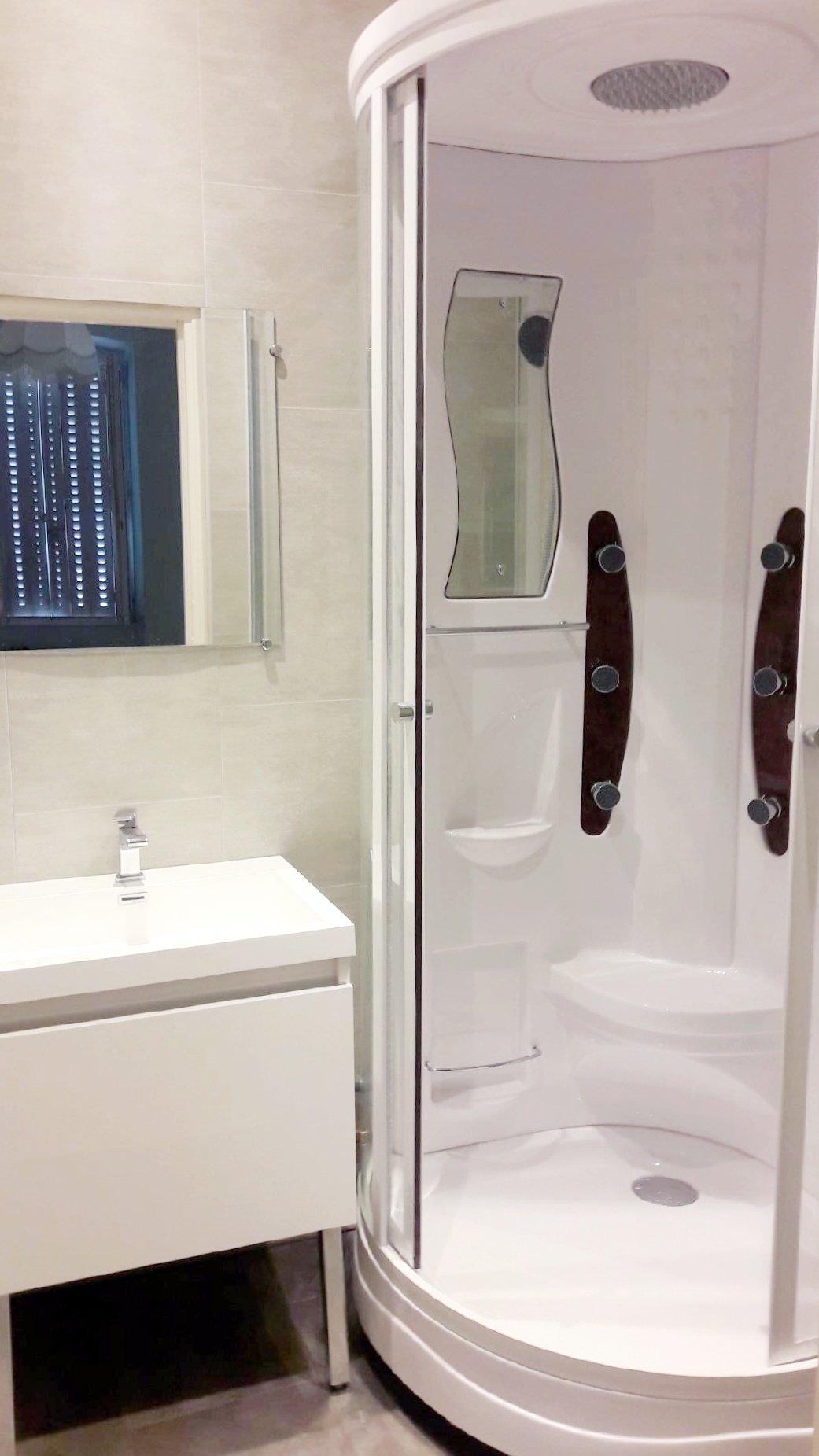 Photo de salle de bain avec douche au centre ville de Besançon réalisée par Daniel Henriet artisan peintre dans le Doubs (25)