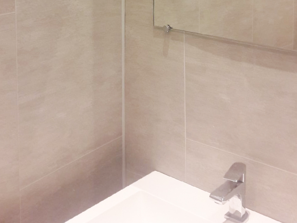 Photo de salle de bain avec lavabo et revêtement au mur au centre ville de Besançon réalisée par Daniel Henriet artisan peintre dans le Doubs (25)