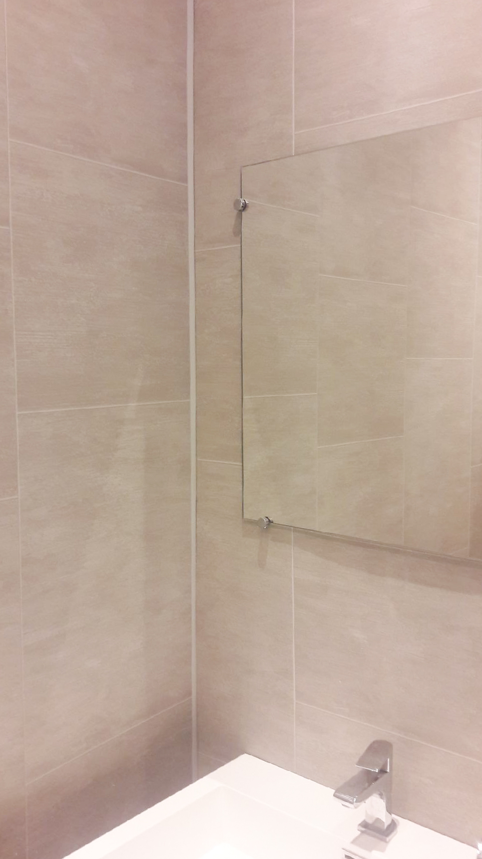 Photo de salle de bain avec lavabo et revêtement au mur au centre ville de Besançon réalisée par Daniel Henriet artisan peintre dans le Doubs (25)