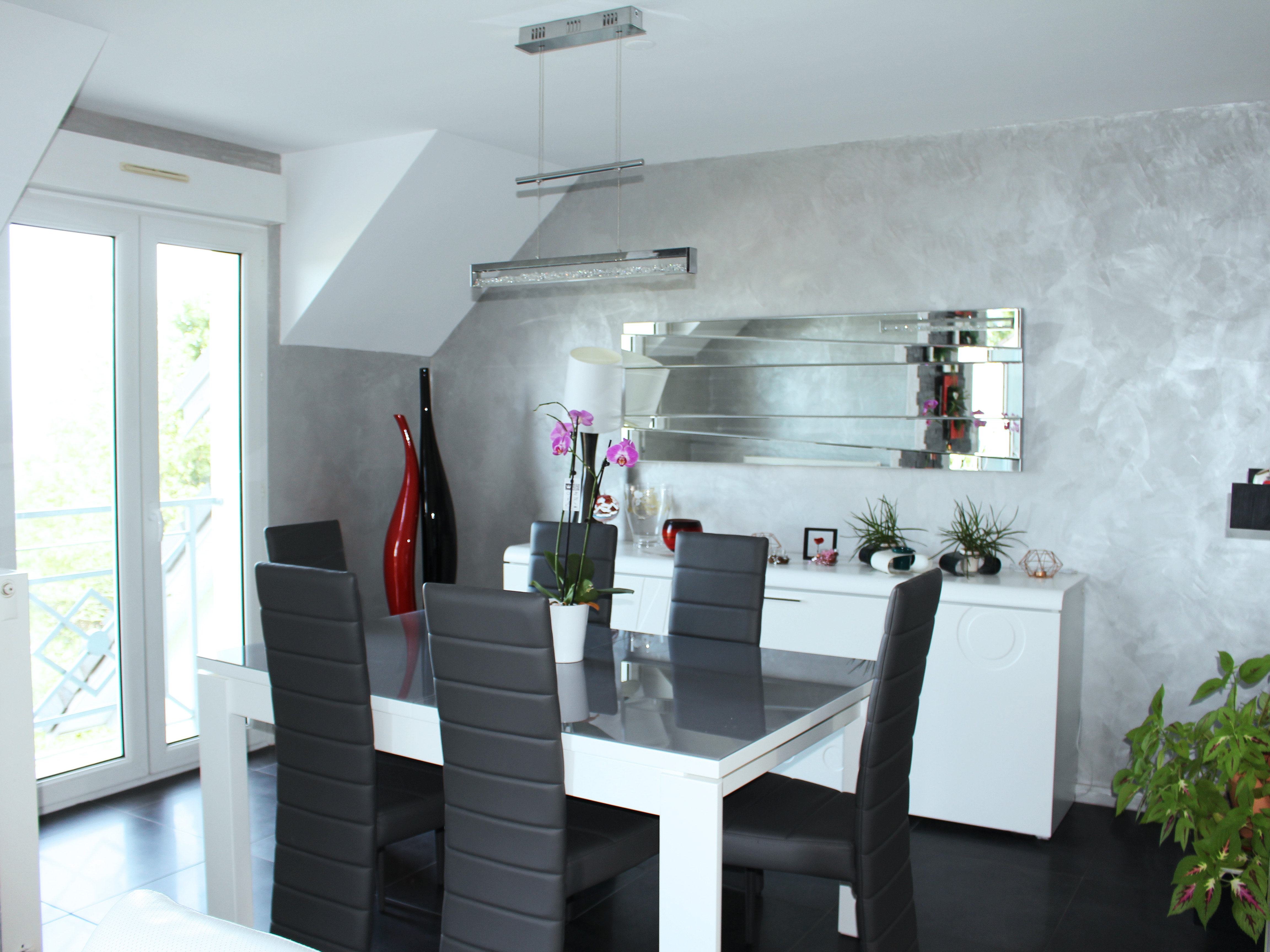 Photo d'une salle à manger avec les murs peints avec un enduit métalisé par Daniel Henriet artisan peintre sur Besançon