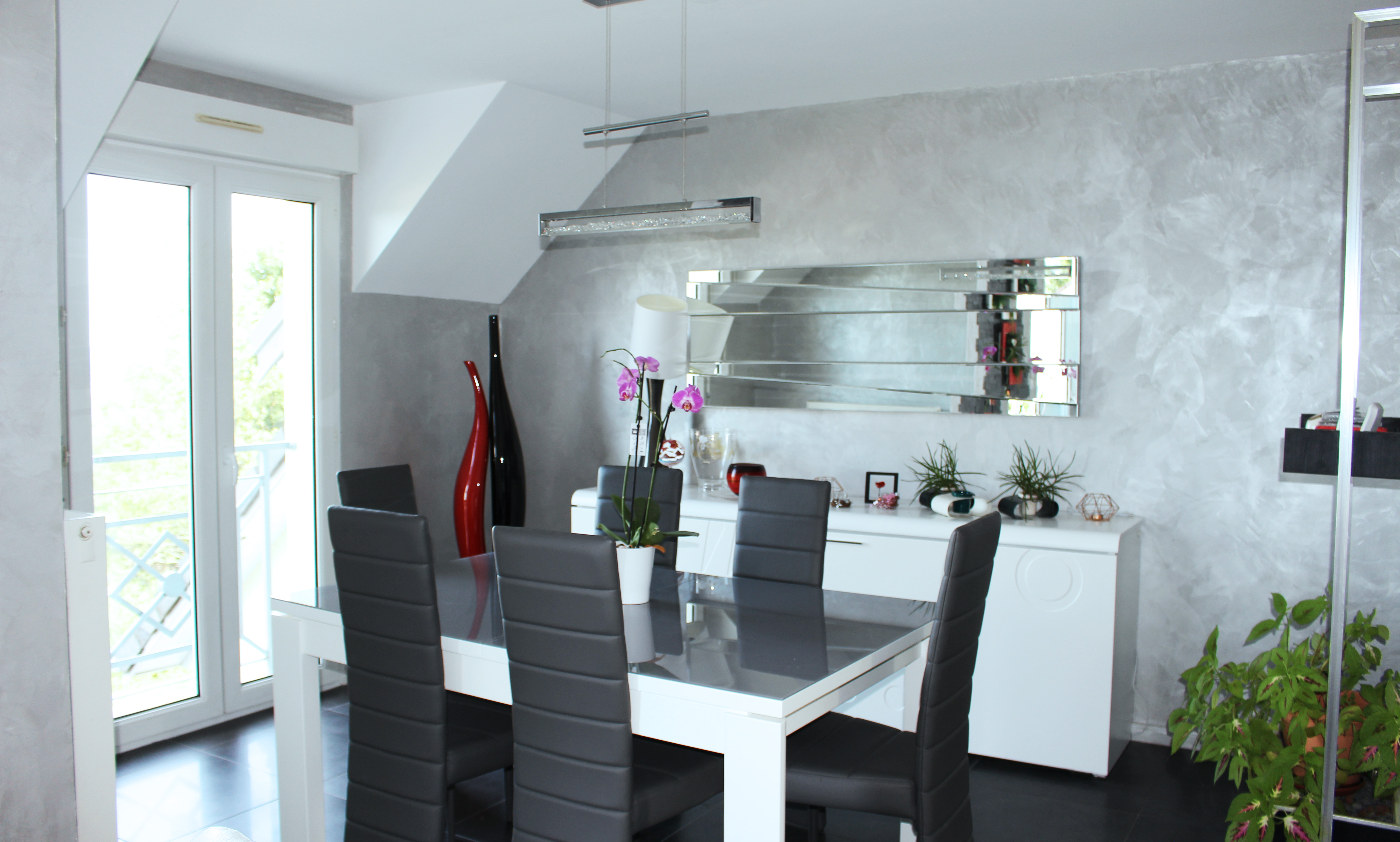 Photo d'une salle à manger avec les murs peints avec un enduit métalisé par Daniel Henriet artisan peintre sur Besançon
