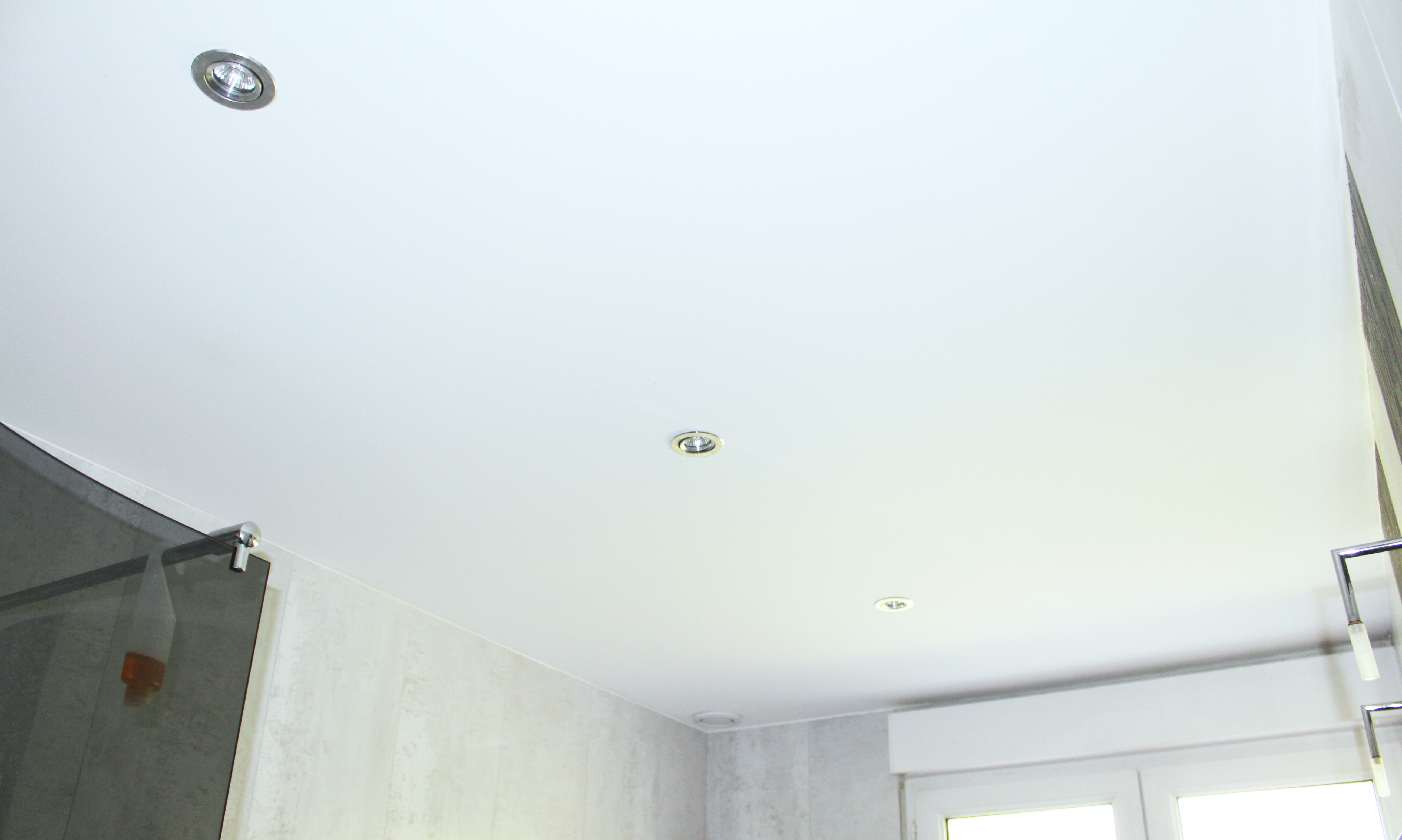 Photo de faux plafond avec spot intégrés pour une salle de bain moderne grâce à Daniel Henriet artisan peintre sur Besançon